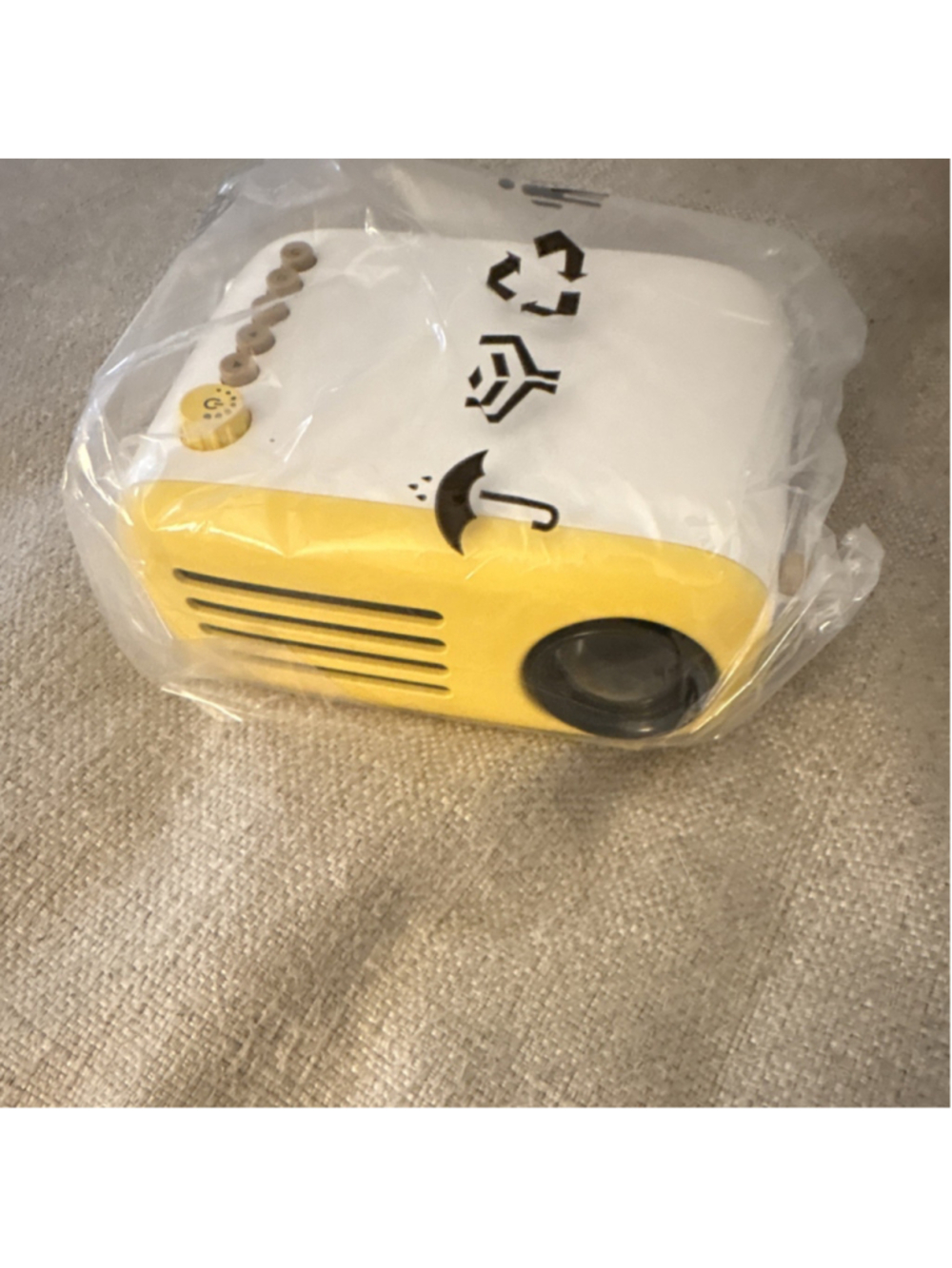 LED Projector LCD Portable Desktop White/Yellow w/ Remote, AV Cable, Adapter - Picture 6 of 9